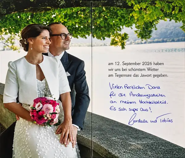 Handgeschriebene Dankeskarte eines Brautpaars: Vielen herzlichen Dank für die Änderungsarbeiten an meinem Hochzeitskleid. Es sah super aus!